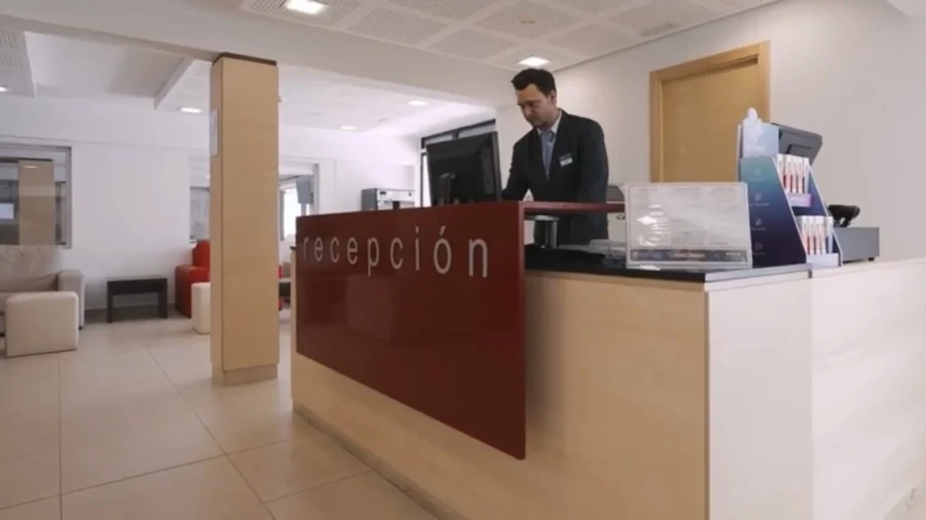 trabajar recepcion hotel